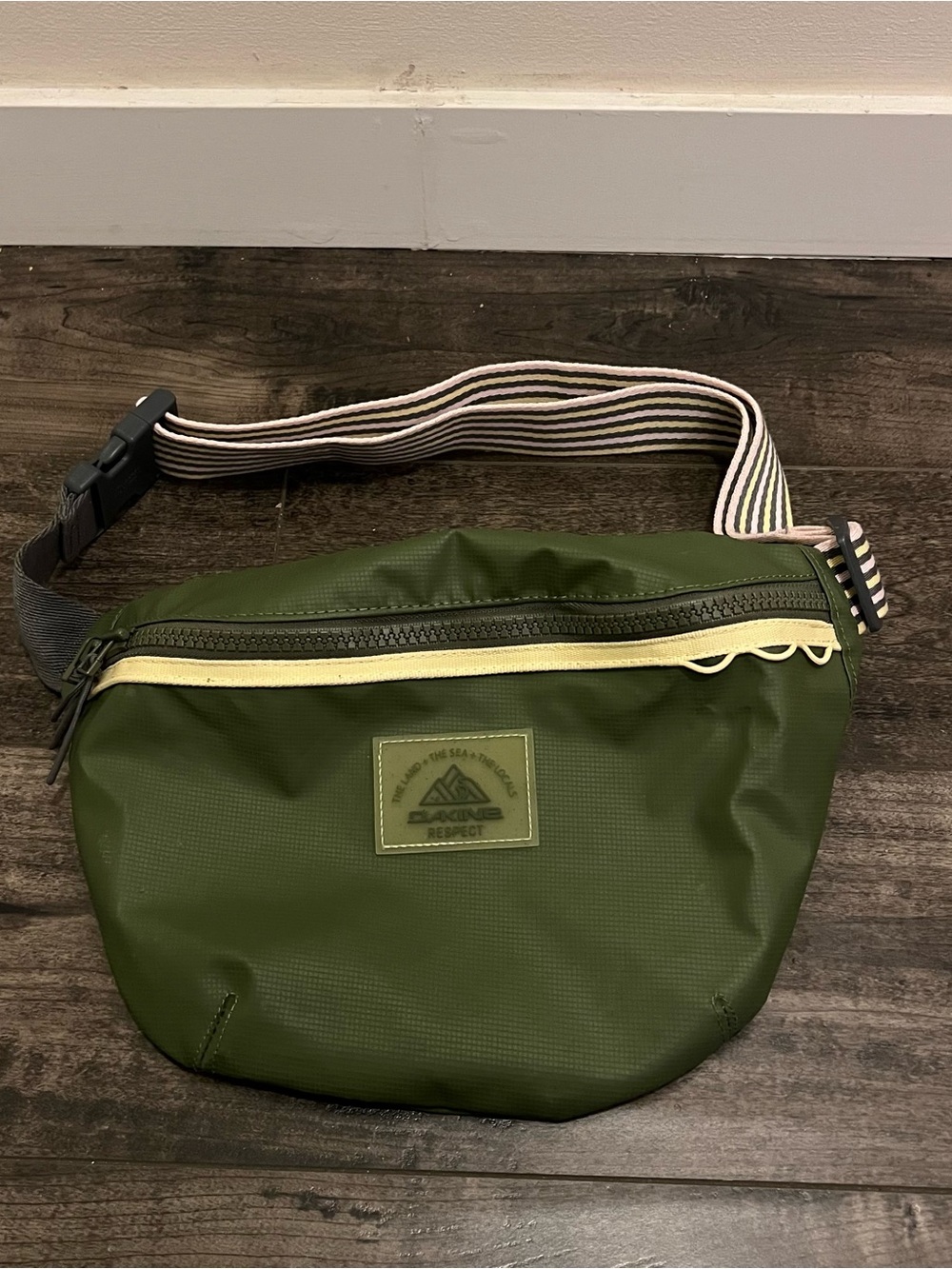 Dakine Olive Green waterproof cross body bag Pack with Striped Adjustable strap